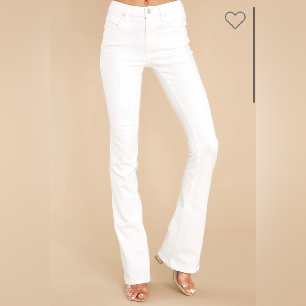 Hoyt Pure Intentions White Jeans
BLANK NYC